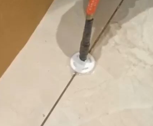 沅江瓷砖空鼓维修公司专业解答瓷砖在铺贴过程中，如果没有涂抹均匀到位的粘结材料（如水泥砂浆或瓷砖胶），可能会导致以下问题